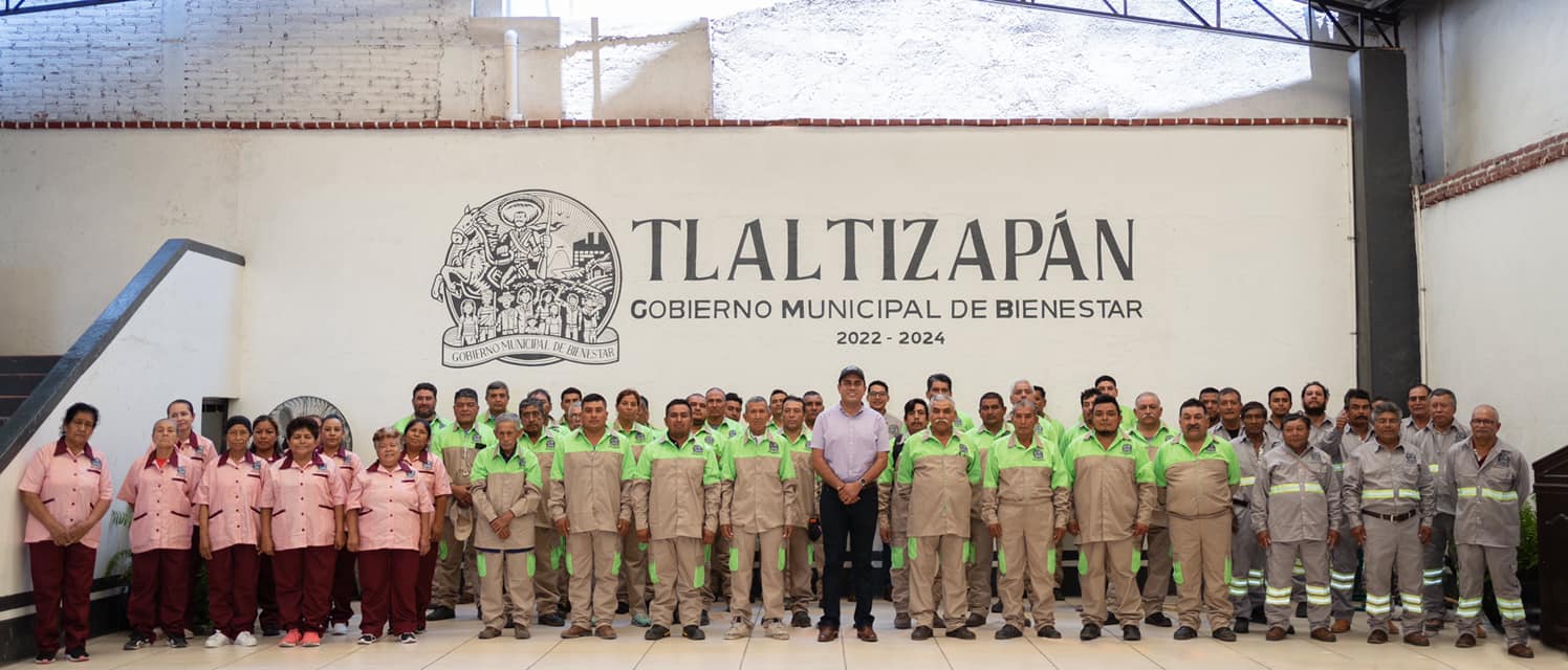 ENTREGA DE UNIFORMES A TRABAJADORES DEL AYUNTAMIENTO